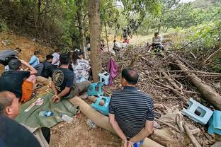 人都懵了？！恩佐进球后，被换下的杰克逊跑向场内庆祝染黄